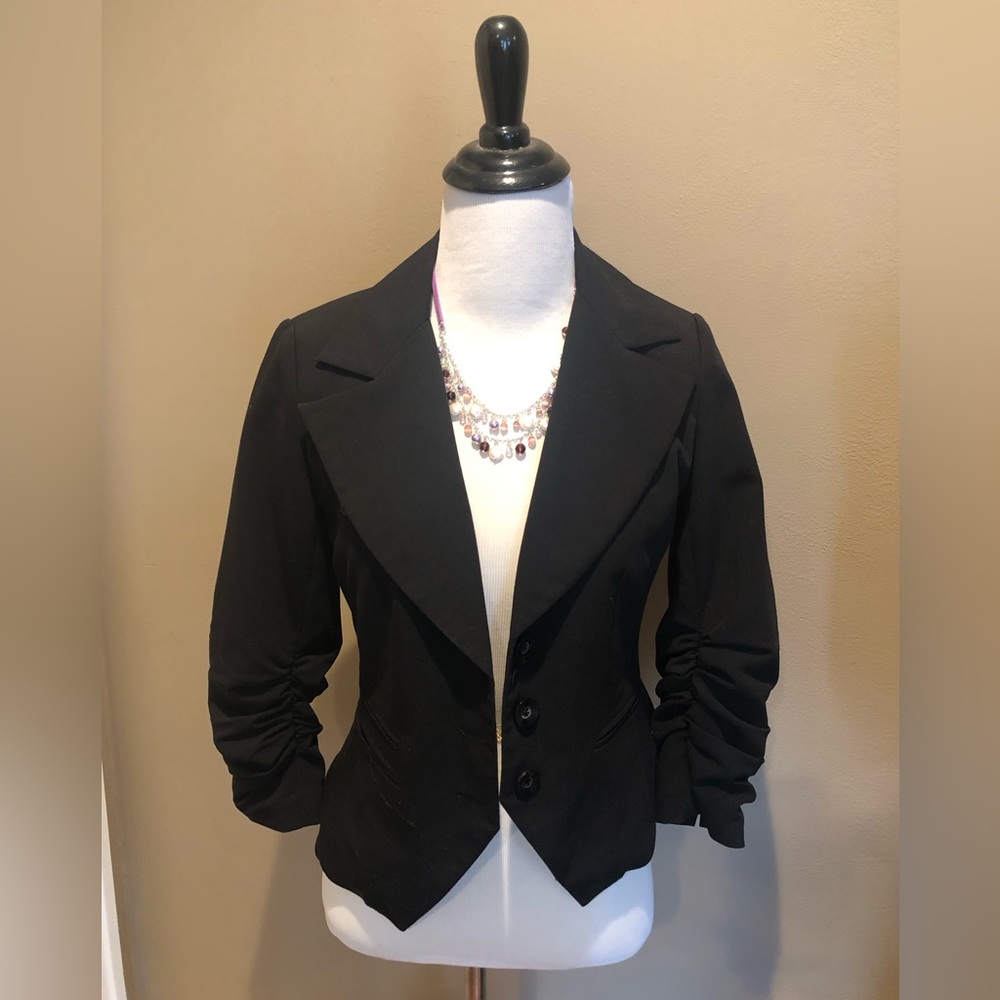 Lovely mid length blazer w/ 3/4 sleeves